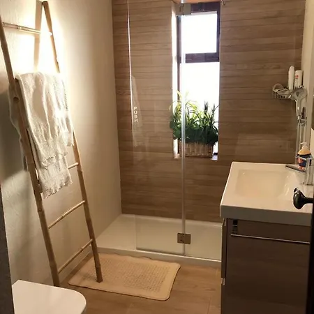 Beachfront With Swimming Pool דירה מינדלו